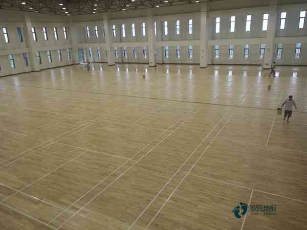 学校篮球馆木地板施工队3