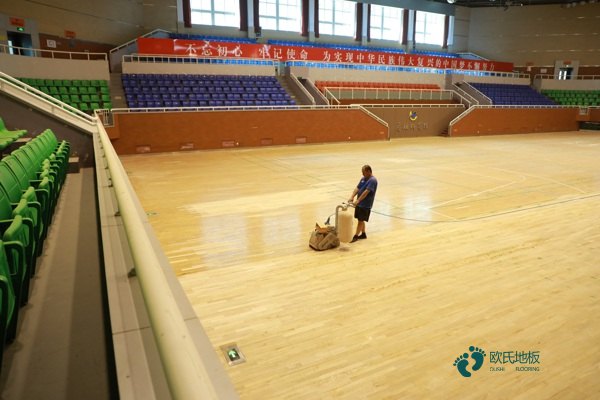 松木篮球体育地板多少钱一平方米